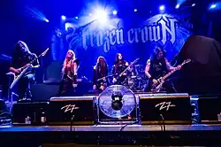 Cinco músicos em um palco com seus instrumentos