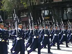 Militares mexicanos desfilando na Parada de Independência com um uniforme cerimonial.