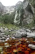 O rio de águas preto-avermelhadas e o Cachoeirão ao fundo