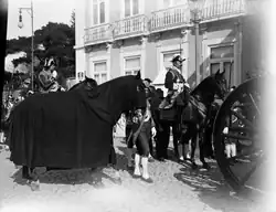 O marquês do Faial, comandante da Guarda Real dos Archeiros, a cavalo no funeral do rei D. Carlos I e do príncipe D. Luís Filipe, 1908