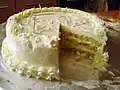 Bolo génoise com cobertura de creme de manteiga (buttercream) congelada