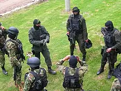 Membros da GAULA (Grupos de Acción Unificada por la Libertad Personal) se preparam para uma manifestação durante uma cerimônia em Sibate, Colômbia, em 6 de dezembro de 2007.