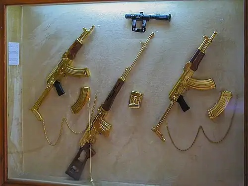 Exemplos de fuzis com coronhas esqueléticas dobráveis e de coronha vazada de madeira no Palácio de Abdeen, no Cairo.