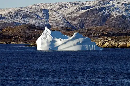 Icebergue ao largo da cidade