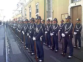 Militares da Guarda Nacional Republicana portuguesa em grande uniforme, por ocasião das comemorações da Implantação da República na Praça do Município (Lisboa)