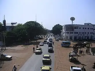 Vista da Avenida Kairaba em Serrekunda.