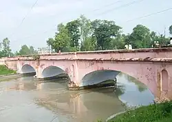 Fotografia (2008) de uma ponte da era da Companhia das Índias Orientais (1854) no Canal do Ganges perto de Roorkee, Uttar Pradesh, Índia.