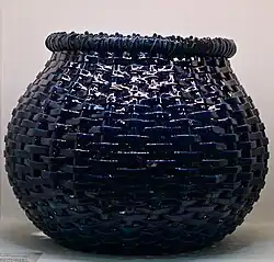 Vaso "Cesto de Vime" (1901) da autoria de Rafael Bordalo Pinheiro