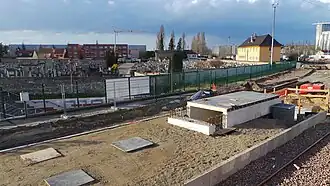 Construção do cais e acesso ao metro em abril de 2013.