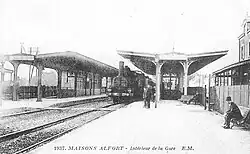 Arrivée d'un train en gare au début du vingtième siècle