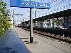 Vista da extremidade sudoeste da plataforma SNCF em direção a Choisy-le-Roi: trilhos SNCF à esquerda, trilhos RATP à direita.