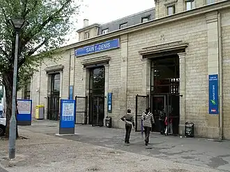 Côté rue, la partie basse masque le reste du bâtiment.