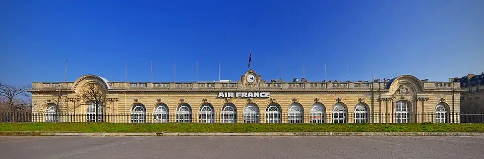 Edifício da estação Invalides servindo de terminal da Air France, em março de 2013.