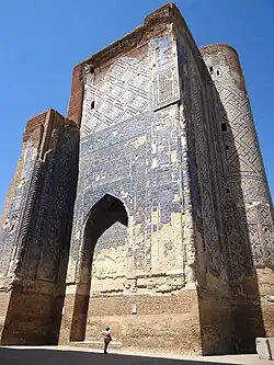 Vista parcial do portal do Aq-Saray