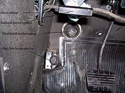 Seletor de farol alto/baixo, bomba de lavagem do para-brisa, controle da veneziana do radiador, liberação do capô