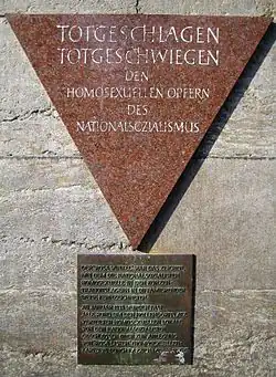 Memorial em homenagem aos homens homossexuais mortos pelo Nazismo, em uma estação de metrô em Berlin.