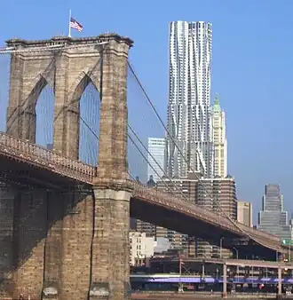 Torre vista a partir do East River, com a Ponte do Brooklyn em primeiro plano