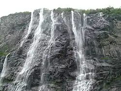 A queda de água das sete irmãs, no fiorde de Geiranger