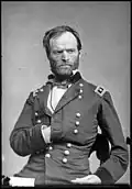 O general William Tecumseh Sherman com a mão no seu uniforme.