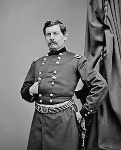 Fotografia do general George McClellan com a mão no seu casaco.
