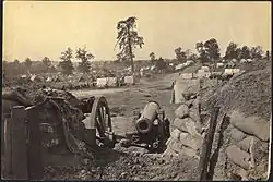 Fortificações confederadas no lado sudeste.