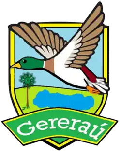 Brasão de Gereraú; em destaque o marreco, simbolo do Bairro e ao fundo, a Lagoa do Gereraú e a carnaúba, árvore ícone do Ceará e do Nordeste. Em Tupi, Gereraú significa "Lagoa dos Marrecos", por isso são representados no brasão.