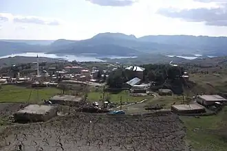 Aldeia de Guerguer, com a barragem de Atatürk ao fundo