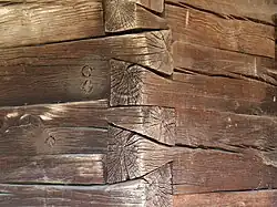 Ensambladura em cauda de andorinha numa igreja romena.