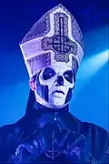 Papa Emeritus III se apresentando em 2016