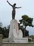 A estátua em bronze de Jesus, na praça di Santuário