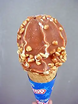 Um gelado/sorvete no cone ou "casquinha"