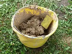 Um balde com lodo.