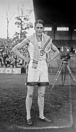 Rampling, o vencedor da corrida de 400 metros no confronto de atletismo entre França e Inglaterra em 2 de agosto de 1931. Fotografia de imprensa capturada pela Agence Rol