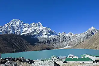 Vista do lago do vilarejo de Gokyo