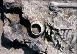 Necrópole de Durankulak. Figurinhas antropomorfas em argila encontradas sob a cabeça da mulher sepultada no túmulo 626♀. Calcolítico antigo — cultura de Hamangia III[35]