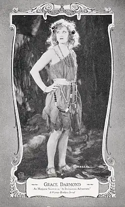 Grace Darmond, estrela do seriado The Shielding Shadow, realizado pela Astra Film Corporation e Pathé, em 1916.