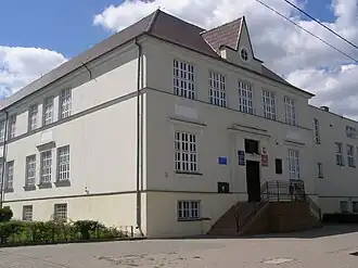 Escola secundária pública n.º 1 Cruz Vermelha polonesa na rua Szkolnej