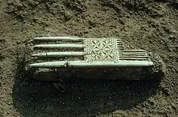 Necrópole de Durankulak. Fragmento de um pente fabricado em marfim, descoberto in situ e datado do século X. Conservado no Museu Histórico Regional de Dobrich.[25]