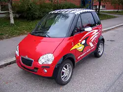 Um quadriciclo motorizado Grecav EKE da categoria L6e.