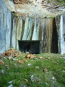 Pedreira de serpentinite (abandonada).