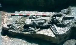 Necrópole de Durankulak. Sepulturas do Calcolítico antigo — cultura de Hamangia III (túmulo 626♀, sepultura feminina, e túmulo 634♂, sepultura masculina)[34]