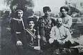 Um grupo de membros do Hashomer. Da direita para a esquerda: Meir Spector, Yehezkel Hankin, Shaul Karbel, Zeev Levinson e Eisenstein.