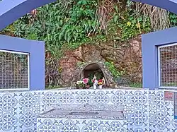 Gruta de Santa Teresinha, mantida pela comunidade local, na Avenida Rubem Siqueira Maia.