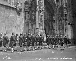 Guarda Real dos Archeiros à entrada do Mosteiro dos Jerónimos, inícios do século XX.