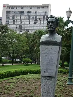 Estátua de Bernardo Guimarães.