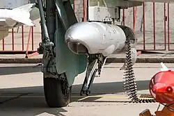 Um canhão SPPU-22-01 em um Sukhoi Su-17 .