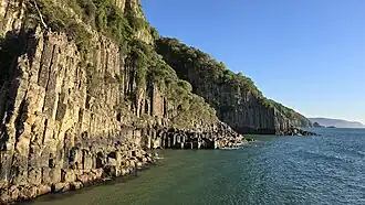 Colunas de basalto à beira do mar Negro em Güzelcehisar, uma aldeia do distrito de Bartene