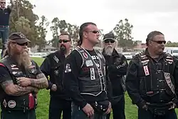 Membros de Moto Clubes vestindo casacos com seus emblemas