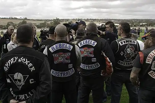 Membros de Moto Clubes vestindo casacos com seus emblemas