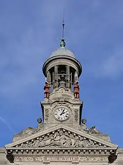 A torre do sino da prefeitura, onde Martin e Martine tocam as horas